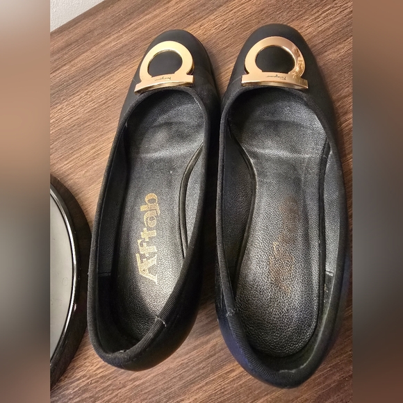 Salvatore Ferragamo Gancini size 9 black calf pump block heel gold hardware - Picture 5 of 7